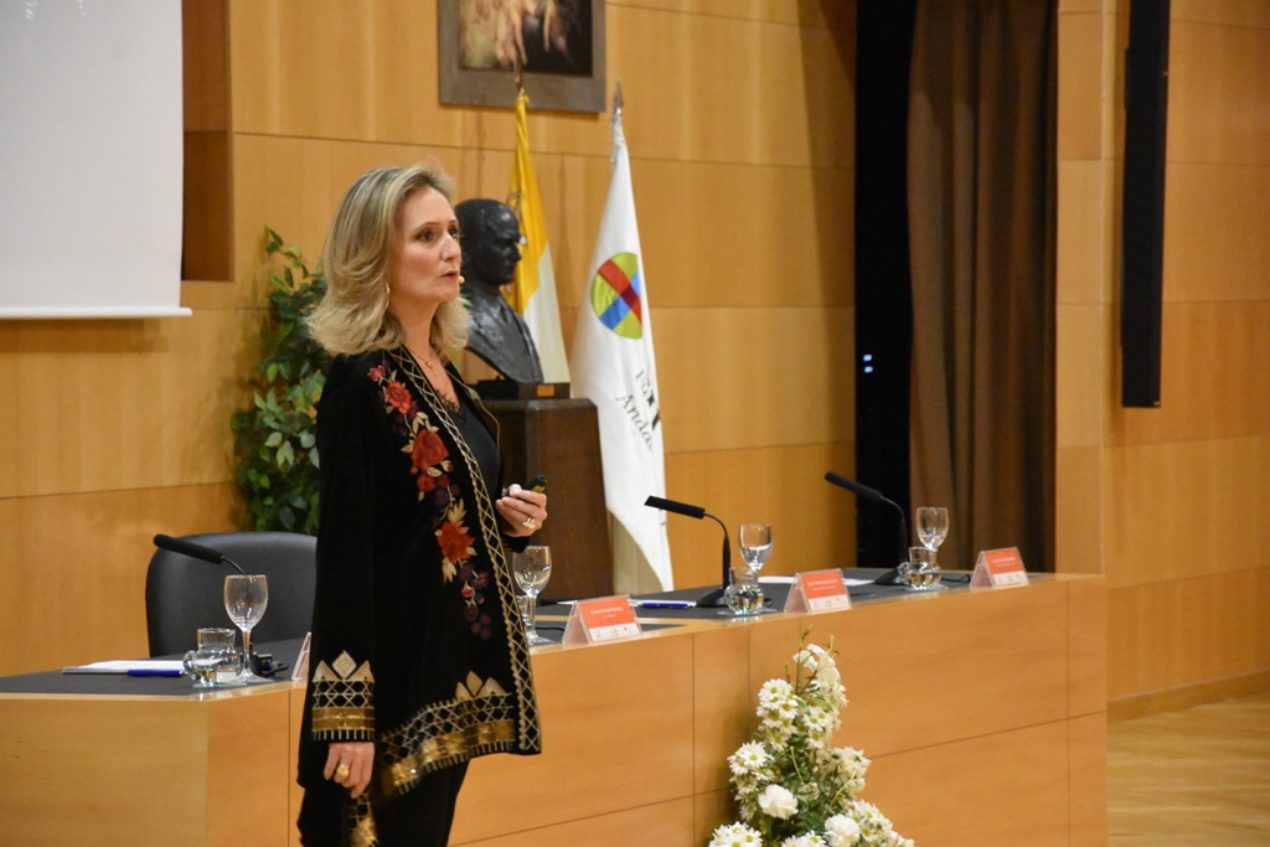 Natalia Barcáiztegui en conferencia